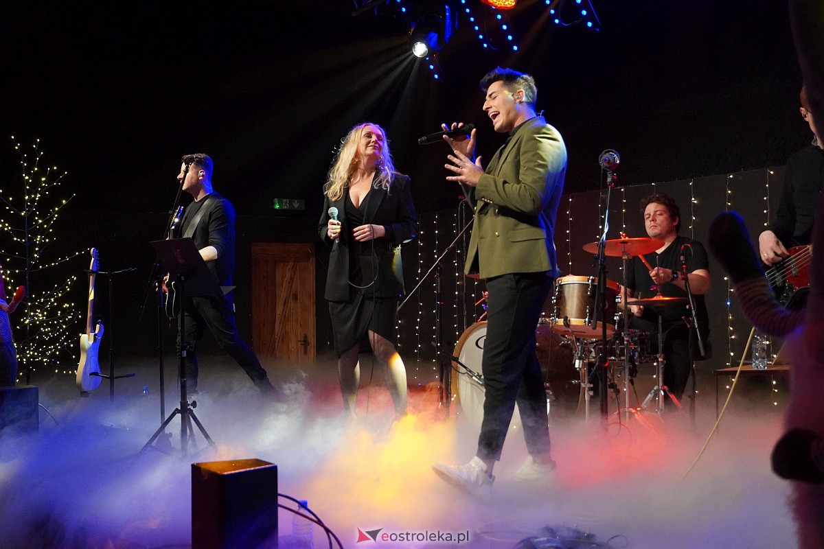Co za koncert! Filip Lato i Patrycja Kosiarkiewicz wystąpił w Multimedialnym Centrum Natura [10.12.2023] - zdjęcie #39 - eOstroleka.pl