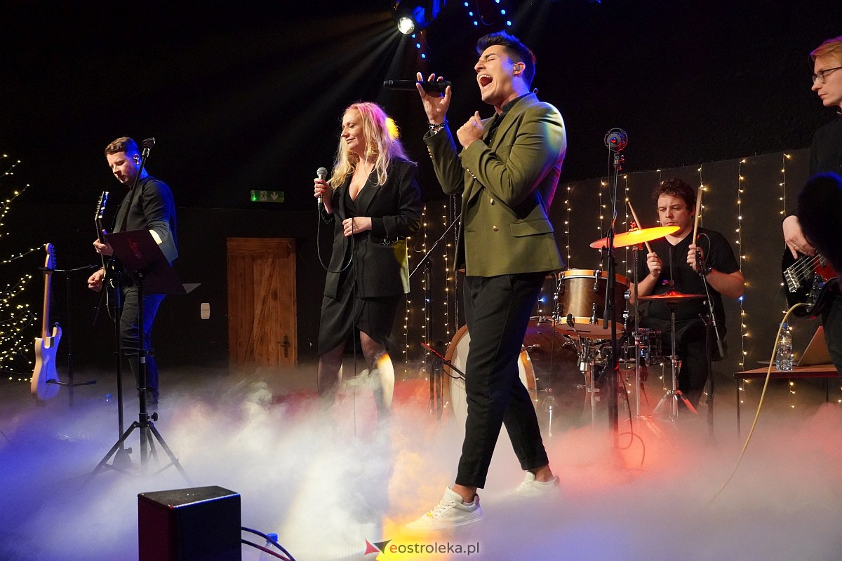 Co za koncert! Filip Lato i Patrycja Kosiarkiewicz wystąpił w Multimedialnym Centrum Natura [10.12.2023] - zdjęcie #38 - eOstroleka.pl
