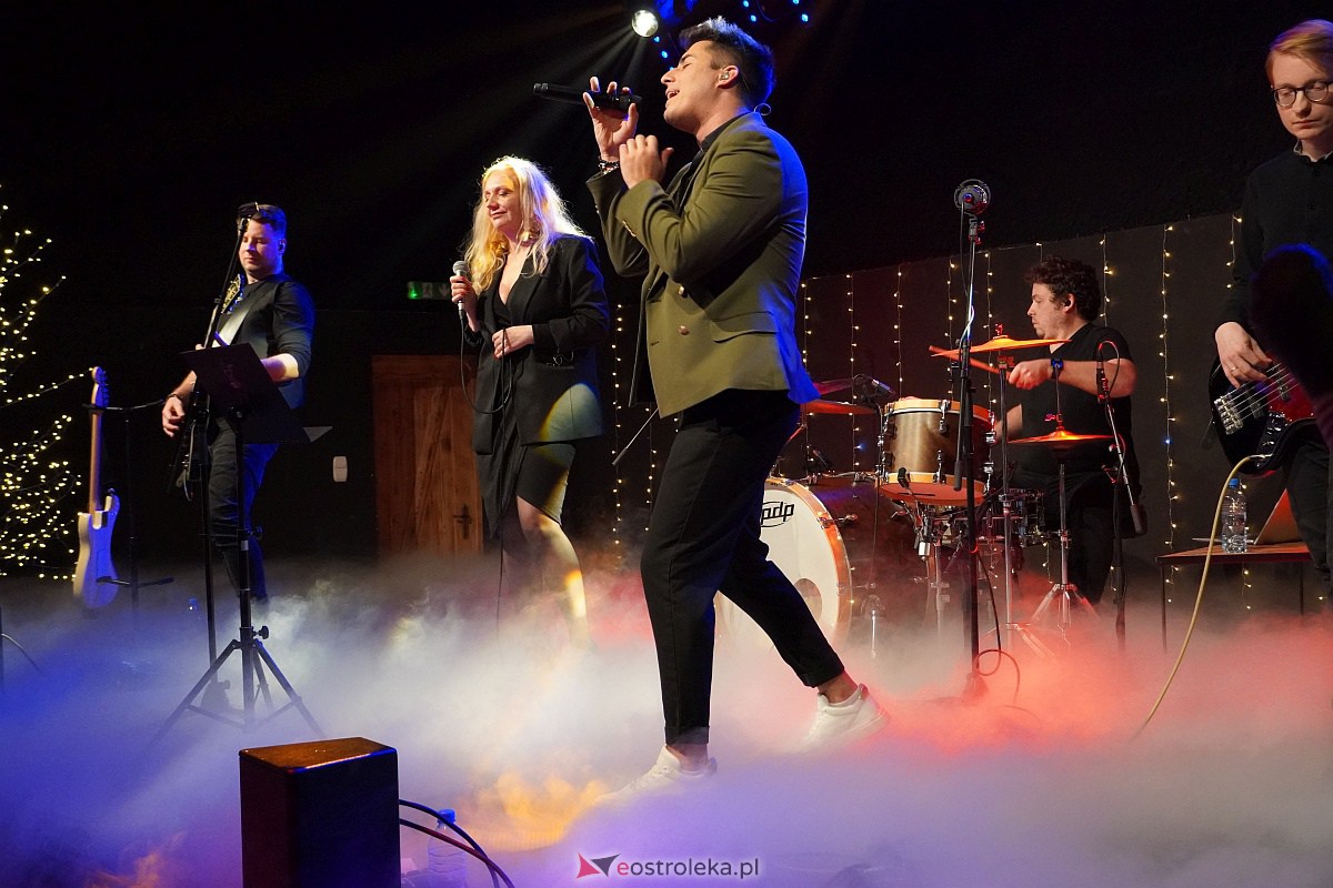 Co za koncert! Filip Lato i Patrycja Kosiarkiewicz wystąpił w Multimedialnym Centrum Natura [10.12.2023] - zdjęcie #37 - eOstroleka.pl