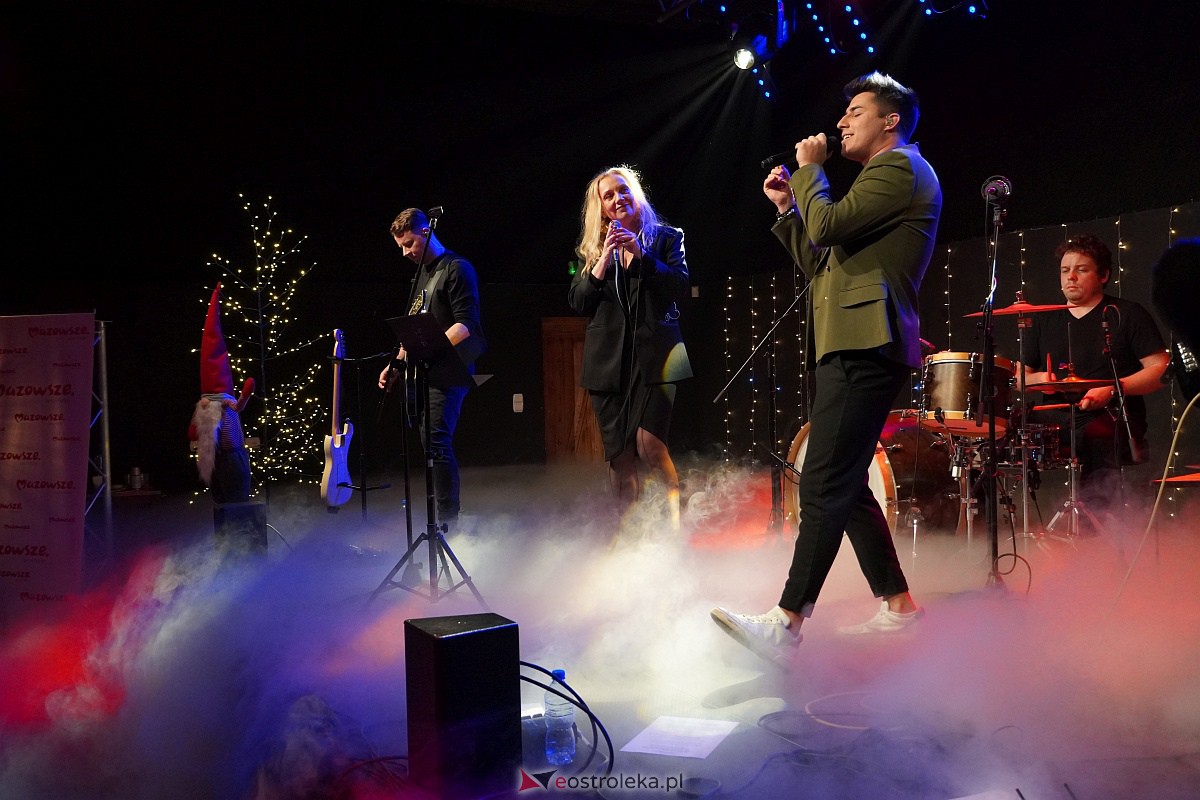 Co za koncert! Filip Lato i Patrycja Kosiarkiewicz wystąpił w Multimedialnym Centrum Natura [10.12.2023] - zdjęcie #34 - eOstroleka.pl