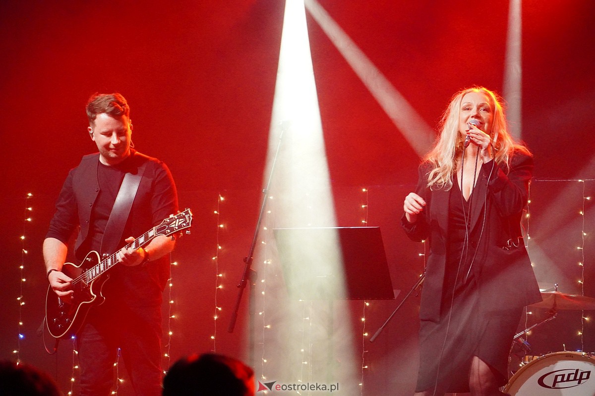 Co za koncert! Filip Lato i Patrycja Kosiarkiewicz wystąpił w Multimedialnym Centrum Natura [10.12.2023] - zdjęcie #27 - eOstroleka.pl