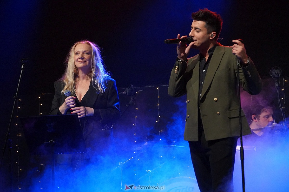 Co za koncert! Filip Lato i Patrycja Kosiarkiewicz wystąpił w Multimedialnym Centrum Natura [10.12.2023] - zdjęcie #25 - eOstroleka.pl