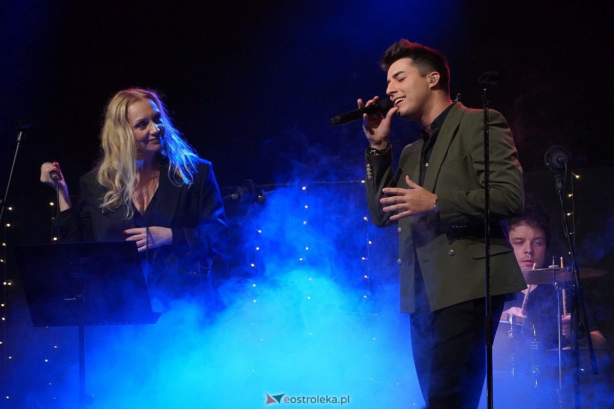 Co za koncert! Filip Lato i Patrycja Kosiarkiewicz wystąpił w Multimedialnym Centrum Natura [10.12.2023] - zdjęcie #24 - eOstroleka.pl