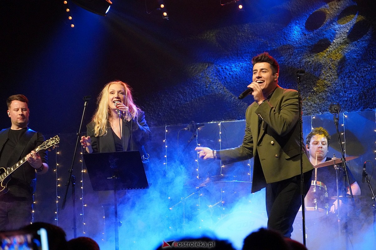 Co za koncert! Filip Lato i Patrycja Kosiarkiewicz wystąpił w Multimedialnym Centrum Natura [10.12.2023] - zdjęcie #23 - eOstroleka.pl