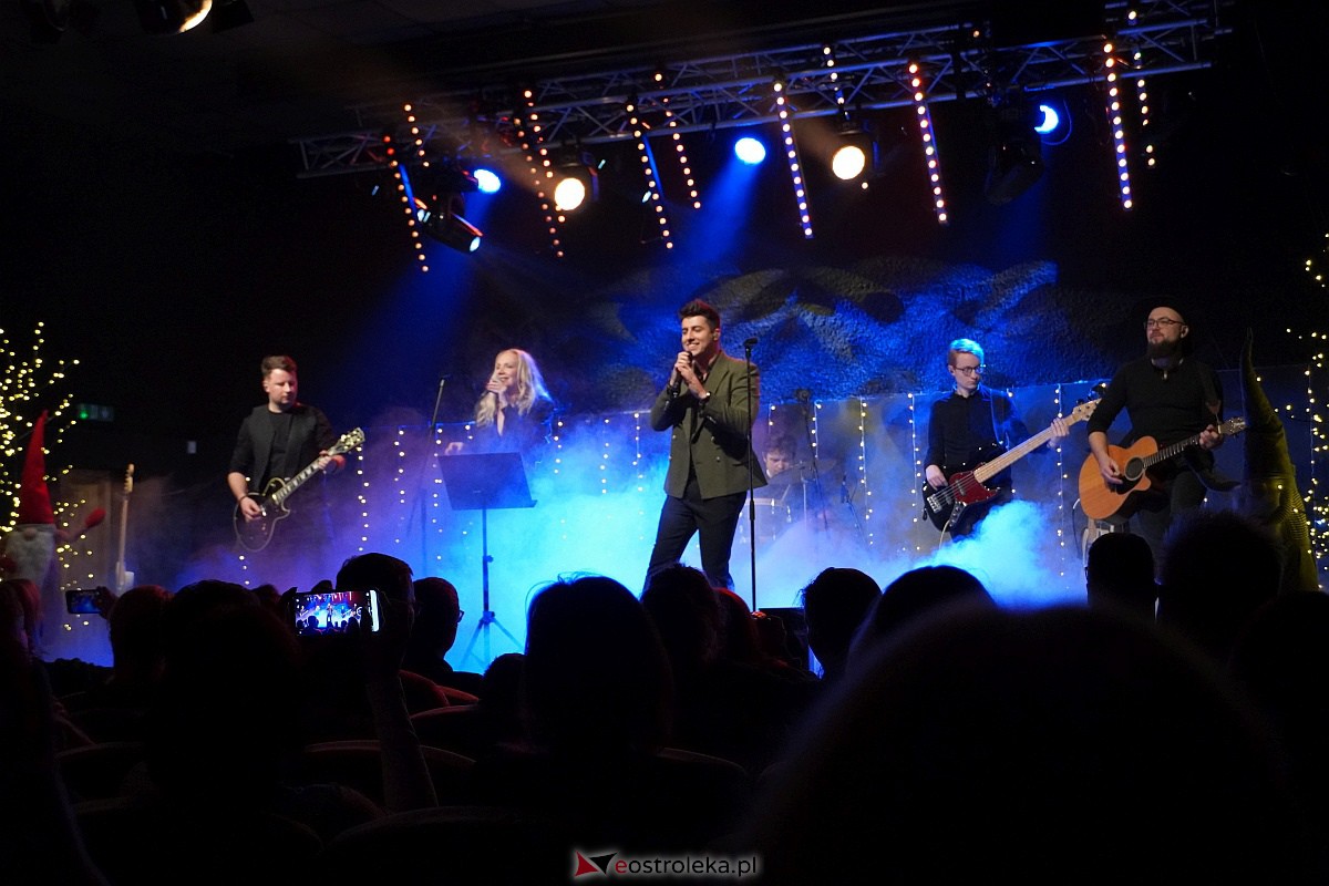 Co za koncert! Filip Lato i Patrycja Kosiarkiewicz wystąpił w Multimedialnym Centrum Natura [10.12.2023] - zdjęcie #21 - eOstroleka.pl