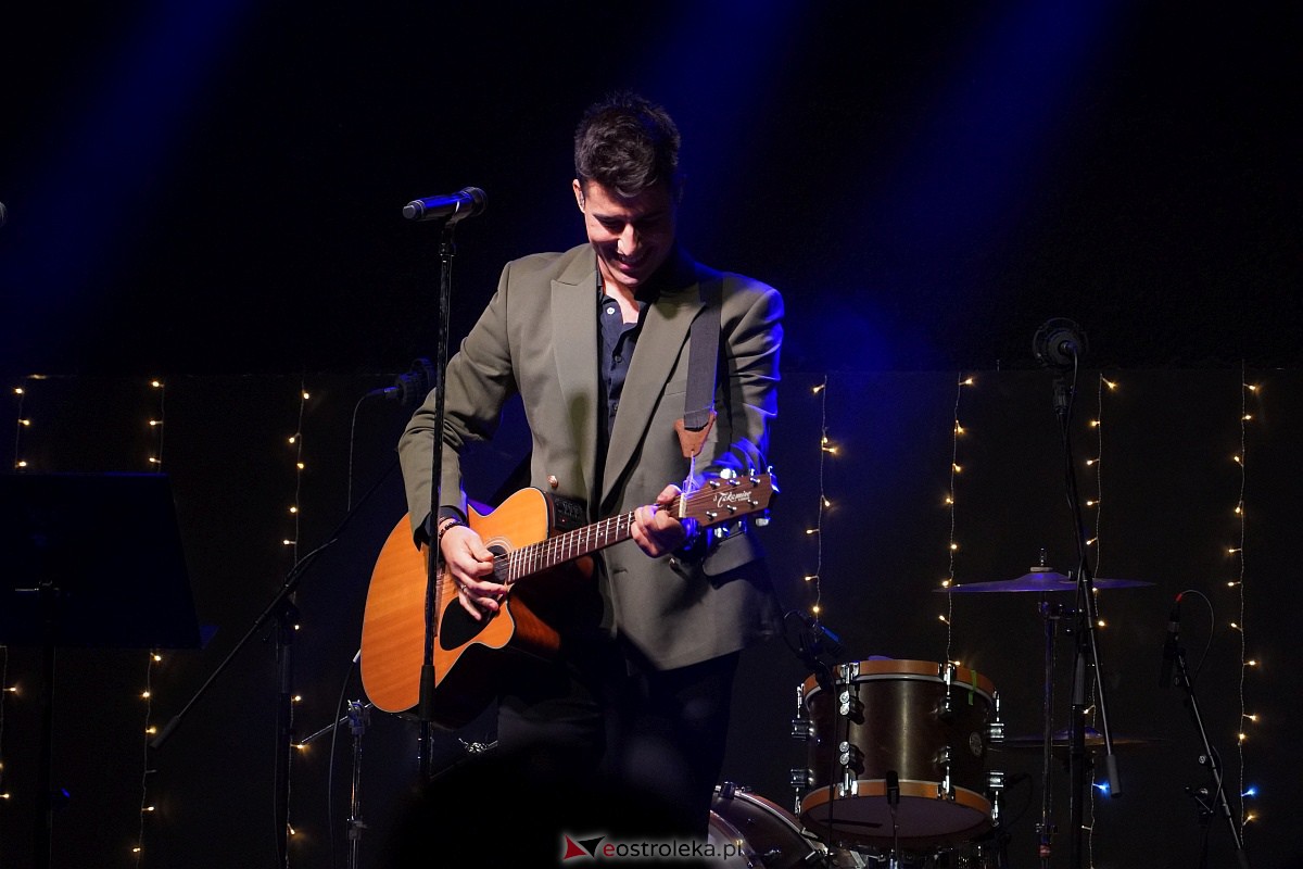 Co za koncert! Filip Lato i Patrycja Kosiarkiewicz wystąpił w Multimedialnym Centrum Natura [10.12.2023] - zdjęcie #20 - eOstroleka.pl