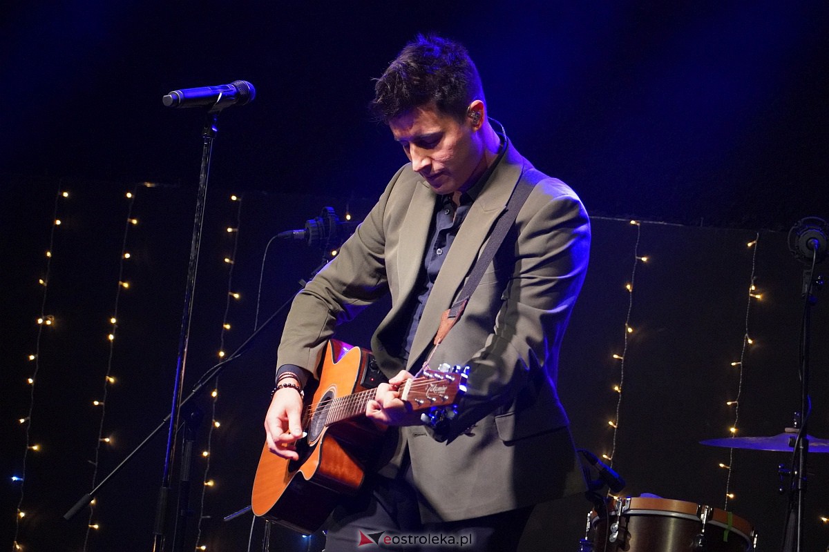 Co za koncert! Filip Lato i Patrycja Kosiarkiewicz wystąpił w Multimedialnym Centrum Natura [10.12.2023] - zdjęcie #19 - eOstroleka.pl
