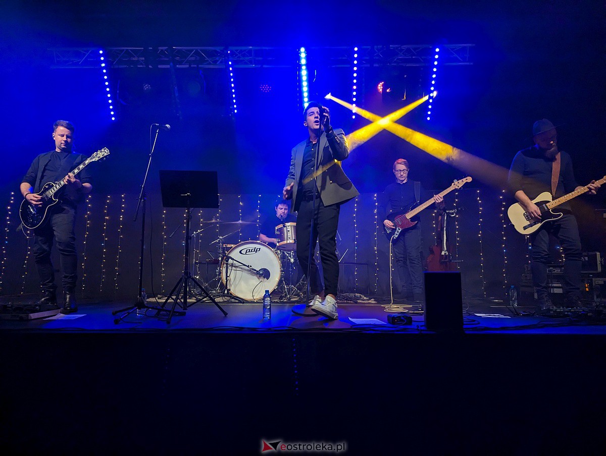 Co za koncert! Filip Lato i Patrycja Kosiarkiewicz wystąpił w Multimedialnym Centrum Natura [10.12.2023] - zdjęcie #9 - eOstroleka.pl
