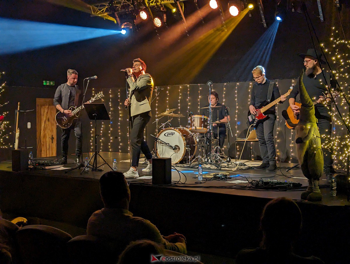 Co za koncert! Filip Lato i Patrycja Kosiarkiewicz wystąpił w Multimedialnym Centrum Natura [10.12.2023] - zdjęcie #6 - eOstroleka.pl