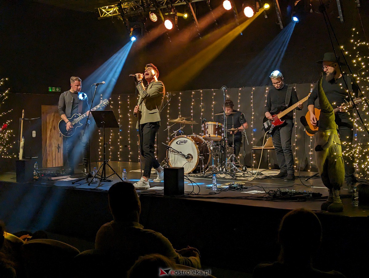 Co za koncert! Filip Lato i Patrycja Kosiarkiewicz wystąpił w Multimedialnym Centrum Natura [10.12.2023] - zdjęcie #5 - eOstroleka.pl