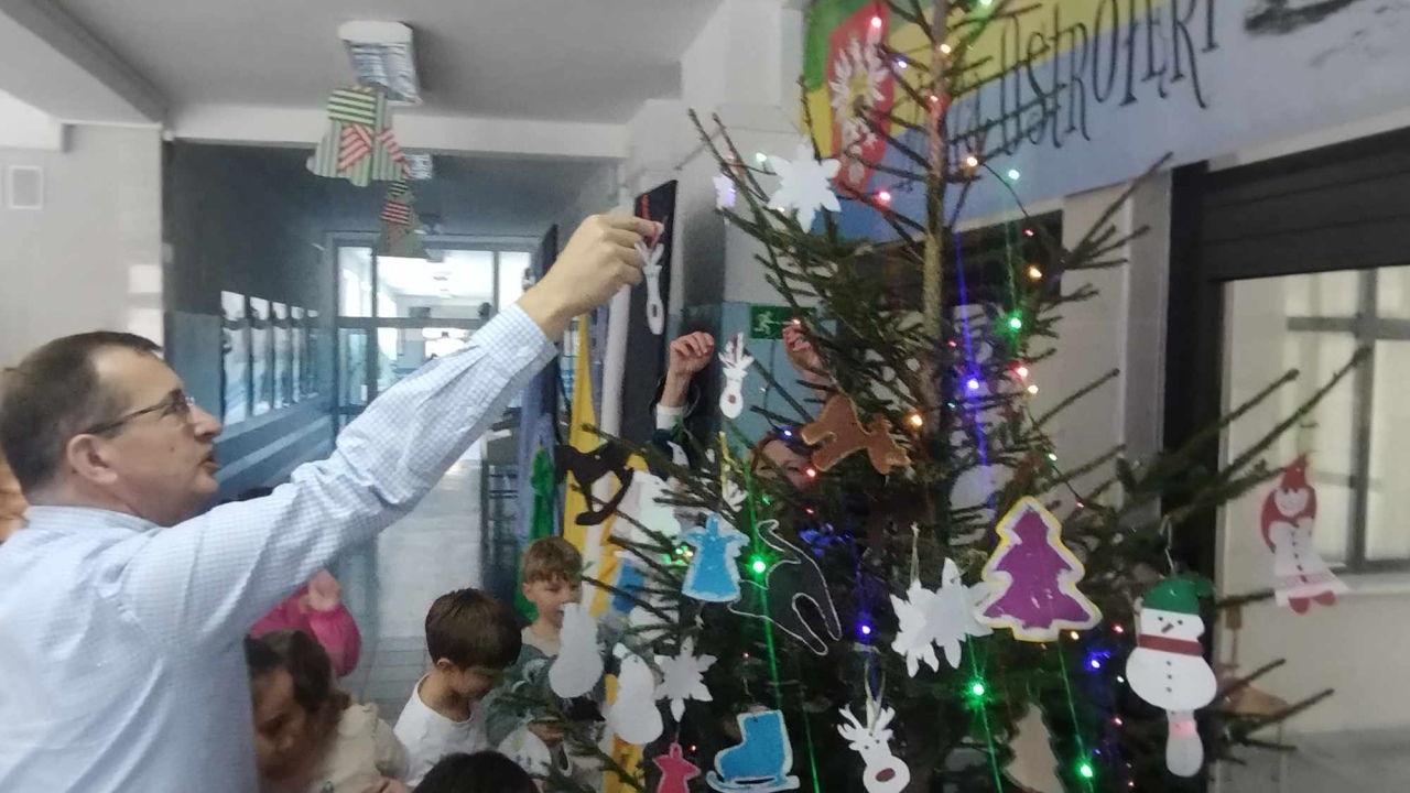 Strojenie choinki w SP 10 w Ostrołęce [11.12.2023] - zdjęcie #20 - eOstroleka.pl