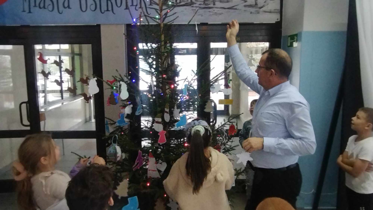 Strojenie choinki w SP 10 w Ostrołęce [11.12.2023] - zdjęcie #11 - eOstroleka.pl