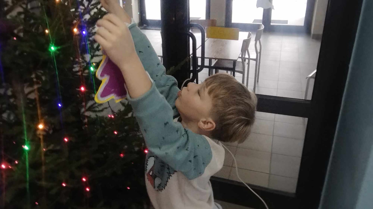 Strojenie choinki w SP 10 w Ostrołęce [11.12.2023] - zdjęcie #14 - eOstroleka.pl