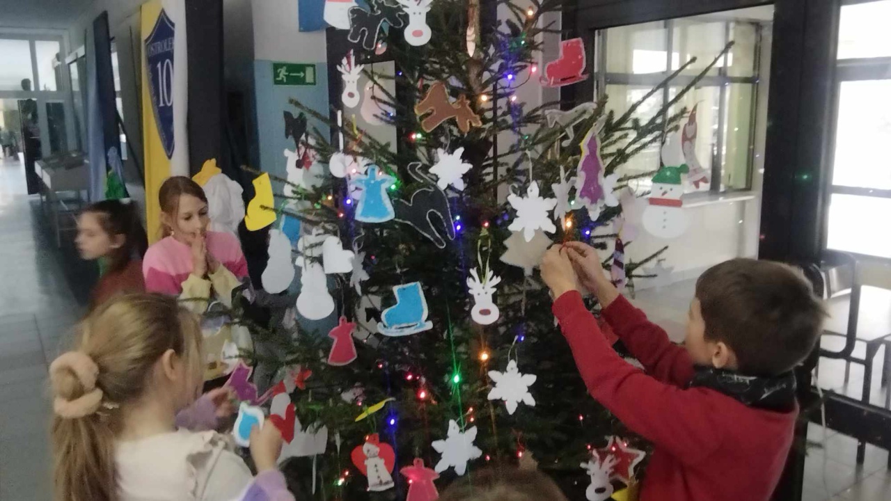 Strojenie choinki w SP 10 w Ostrołęce [11.12.2023] - zdjęcie #3 - eOstroleka.pl