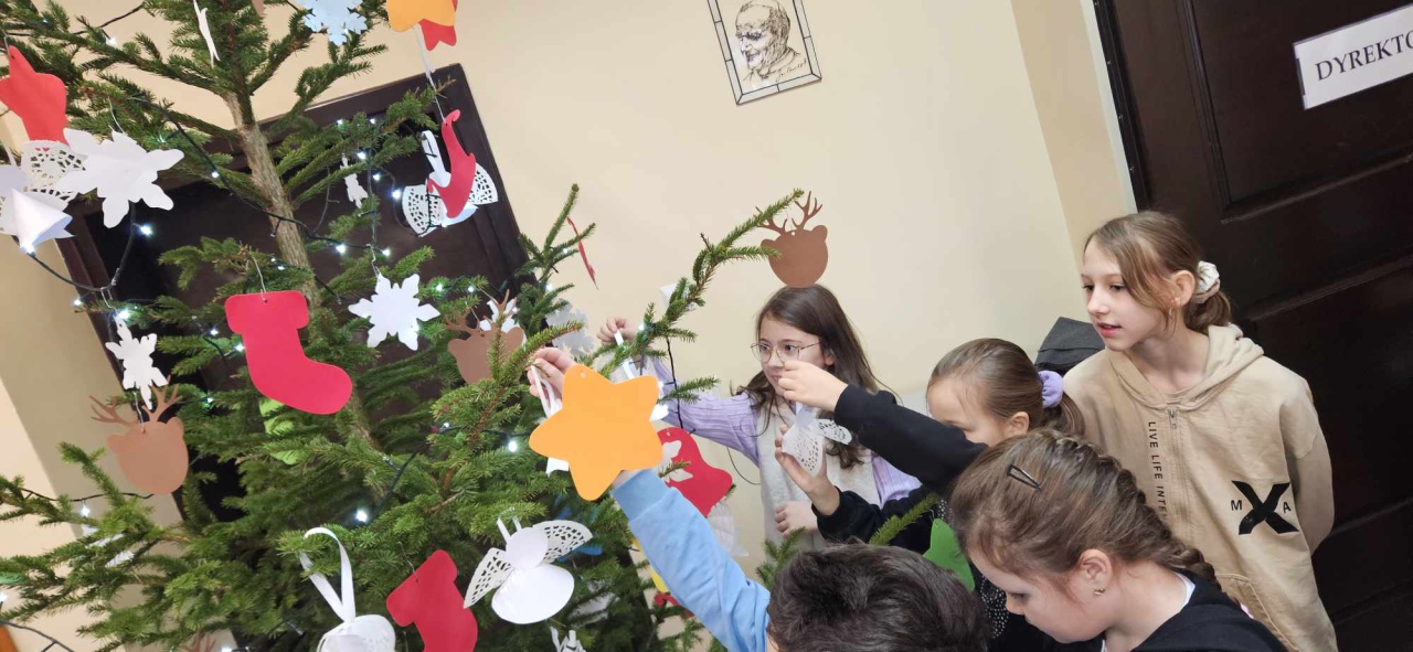 Strojenie choinki w SP 10 w Ostrołęce [11.12.2023] - zdjęcie #19 - eOstroleka.pl