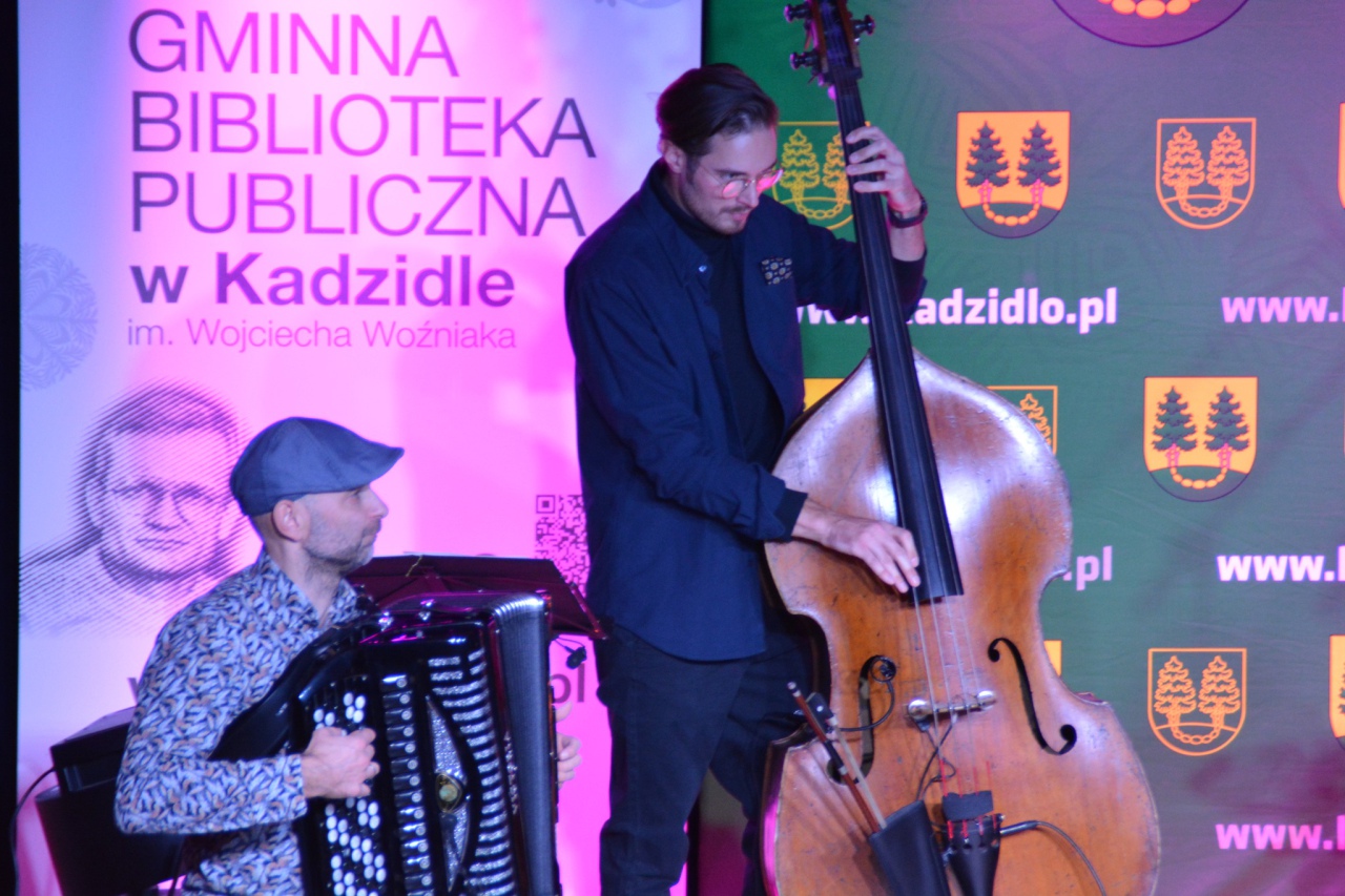 Andrzej Sikorowski wystąpił w Kadzidle [12.12.2023] - zdjęcie #19 - eOstroleka.pl