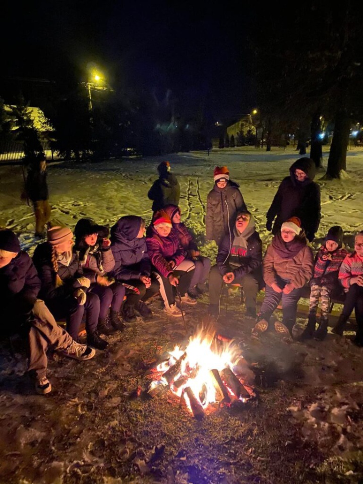 Mikołajkowa noc w szkole: świetna zabawa i integracja [12.12.2023] - zdjęcie #4 - eOstroleka.pl