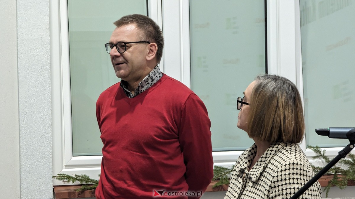 Wernisaż wystawy pt. „Karol Tchorek – (ko)lekcja kurpiowska” [12.12.2023] - zdjęcie #19 - eOstroleka.pl