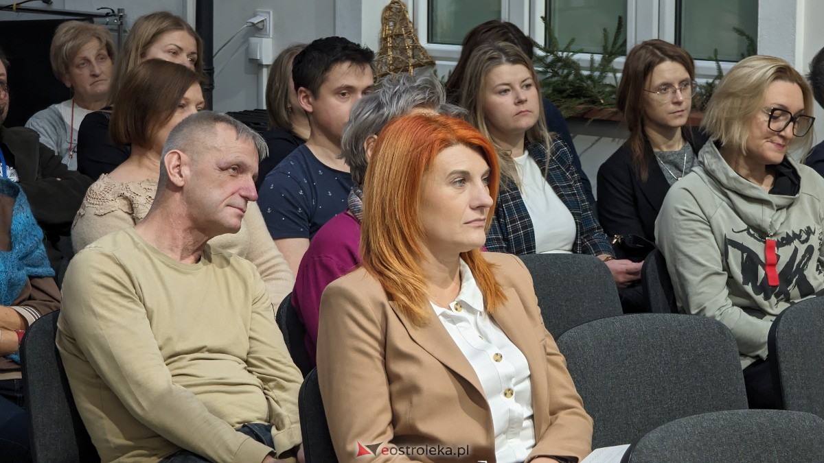 Wernisaż wystawy pt. „Karol Tchorek – (ko)lekcja kurpiowska” [12.12.2023] - zdjęcie #18 - eOstroleka.pl