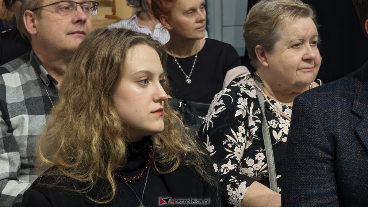 Wernisaż wystawy pt. „Karol Tchorek – (ko)lekcja kurpiowska” [12.12.2023] - zdjęcie #16 - eOstroleka.pl