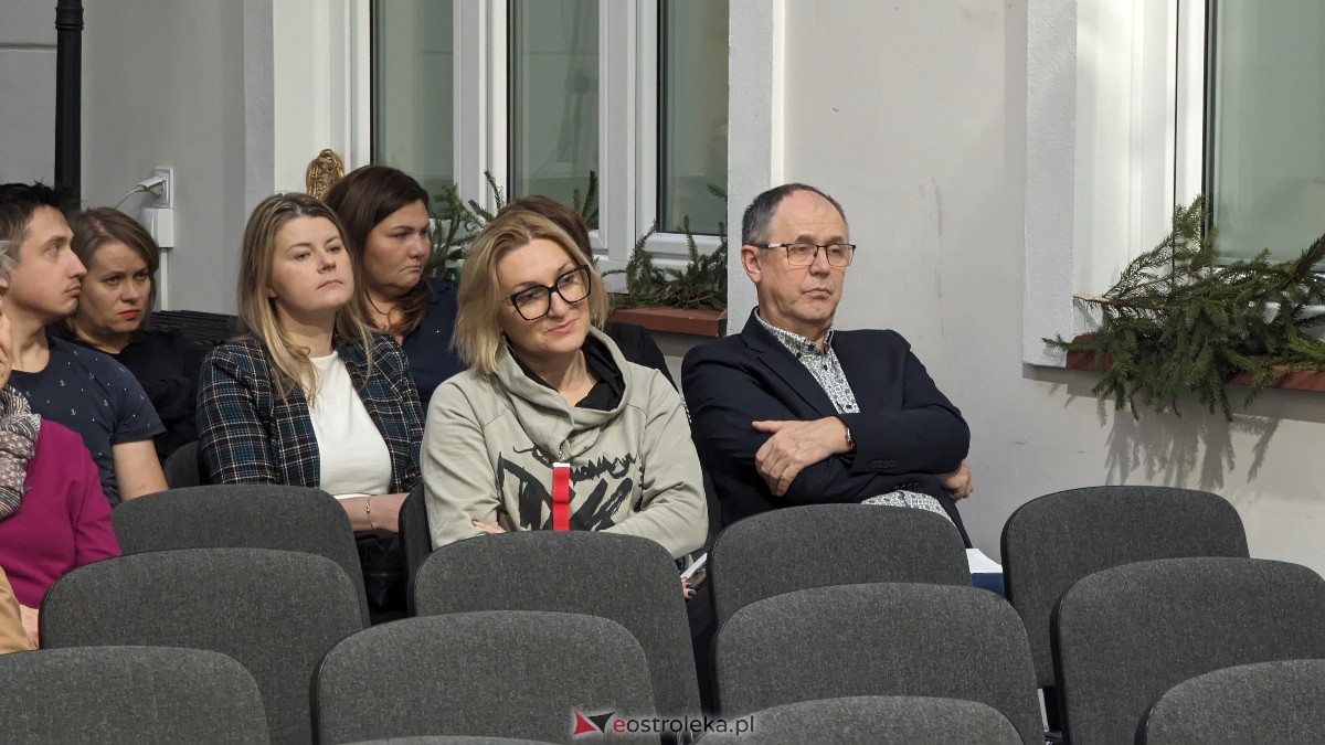 Wernisaż wystawy pt. „Karol Tchorek – (ko)lekcja kurpiowska” [12.12.2023] - zdjęcie #12 - eOstroleka.pl