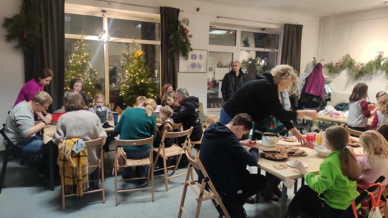 Ostrołęka: Świąteczne warsztaty z Radą Osiedla Stare Miasto – mieszkańcy zachwyceni! [13.12.2023] - zdjęcie #12 - eOstroleka.pl