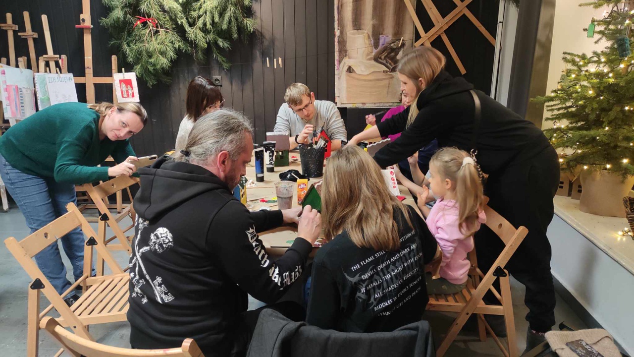 Ostrołęka: Świąteczne warsztaty z Radą Osiedla Stare Miasto – mieszkańcy zachwyceni! [13.12.2023] - zdjęcie #7 - eOstroleka.pl