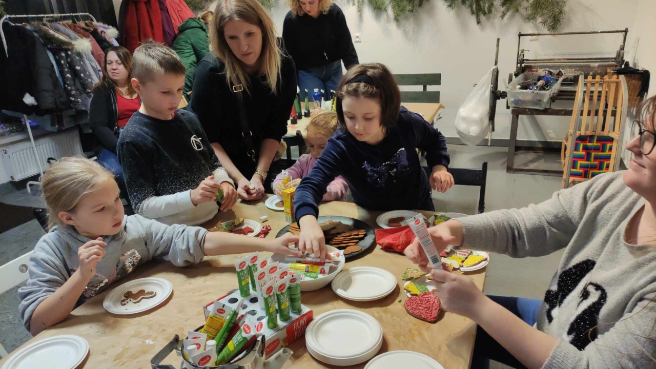 Ostrołęka: Świąteczne warsztaty z Radą Osiedla Stare Miasto – mieszkańcy zachwyceni! [13.12.2023] - zdjęcie #2 - eOstroleka.pl