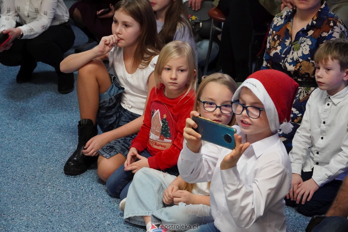 Kolędowanie i kiermasz świąteczny w SP nr 5 [14.12.2023] - zdjęcie #131 - eOstroleka.pl