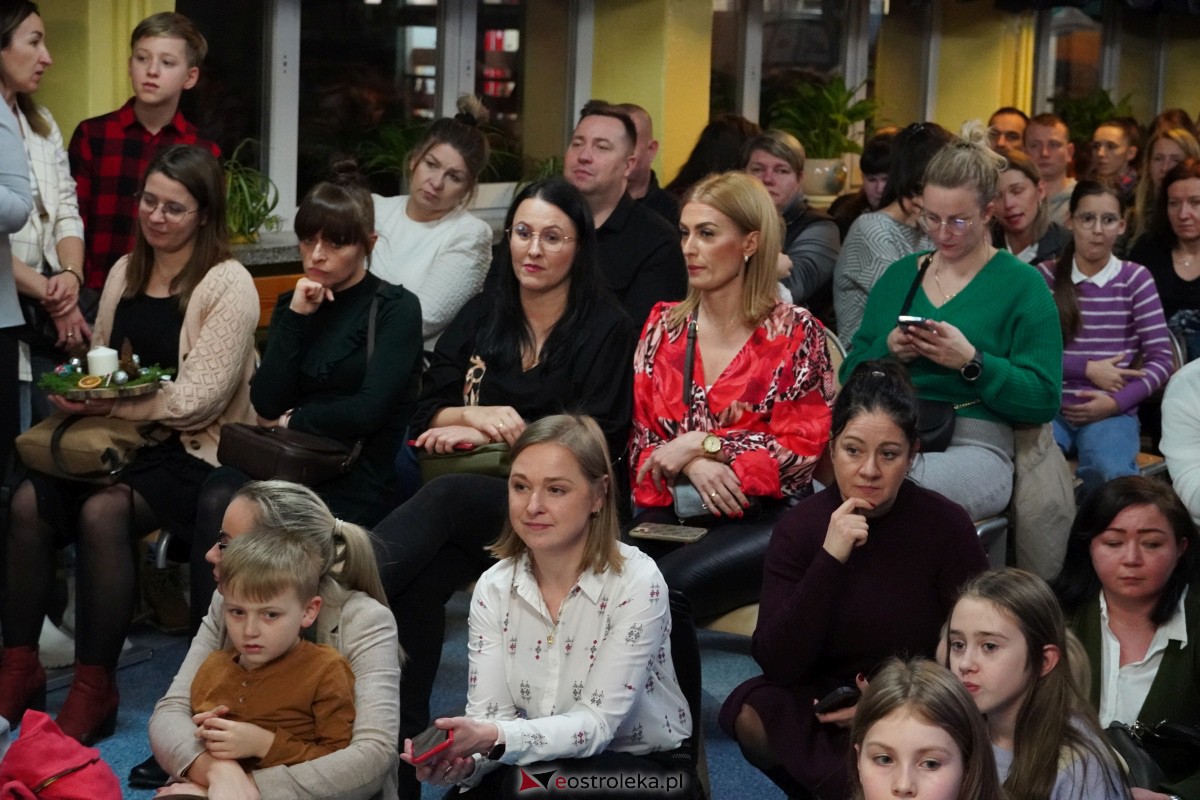Kolędowanie i kiermasz świąteczny w SP nr 5 [14.12.2023] - zdjęcie #130 - eOstroleka.pl