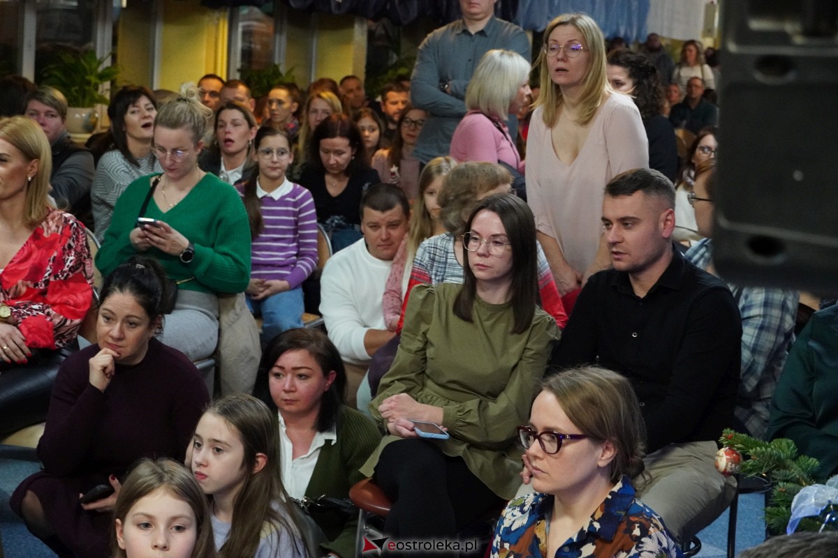 Kolędowanie i kiermasz świąteczny w SP nr 5 [14.12.2023] - zdjęcie #129 - eOstroleka.pl