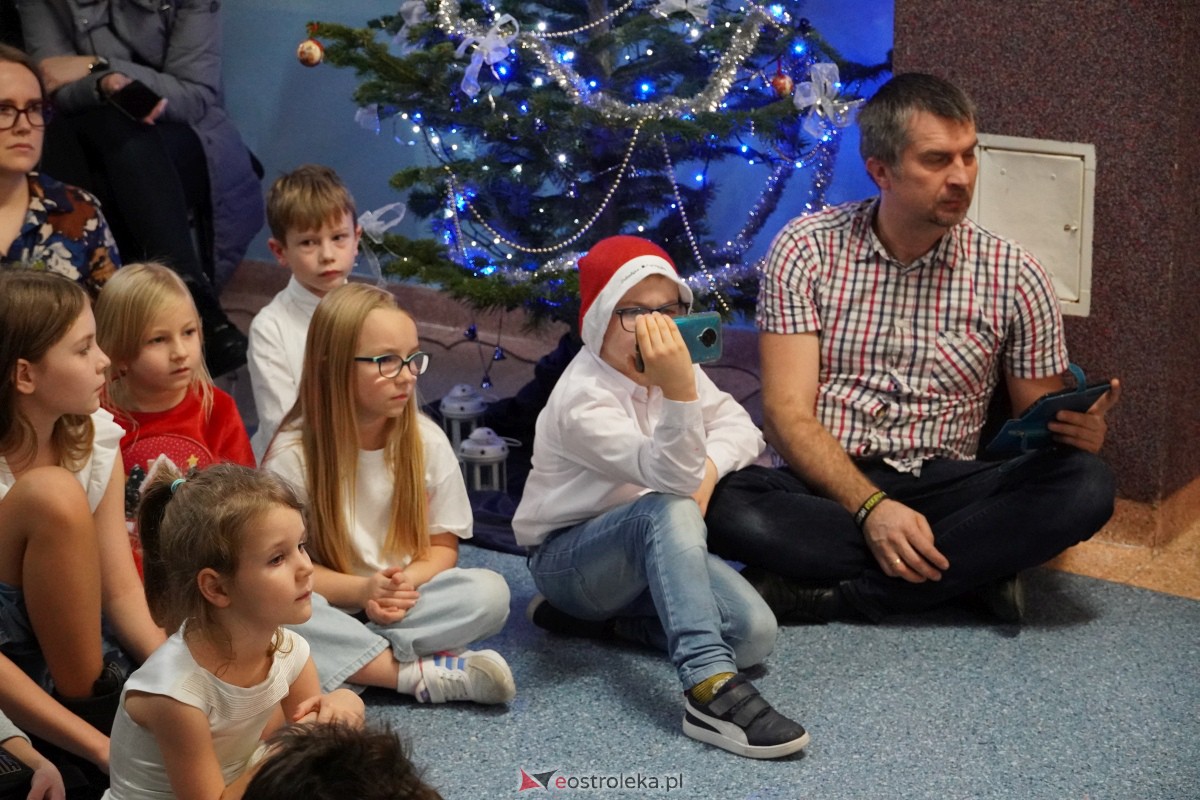 Kolędowanie i kiermasz świąteczny w SP nr 5 [14.12.2023] - zdjęcie #118 - eOstroleka.pl