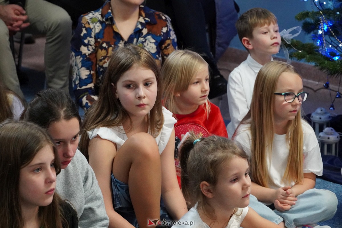 Kolędowanie i kiermasz świąteczny w SP nr 5 [14.12.2023] - zdjęcie #117 - eOstroleka.pl