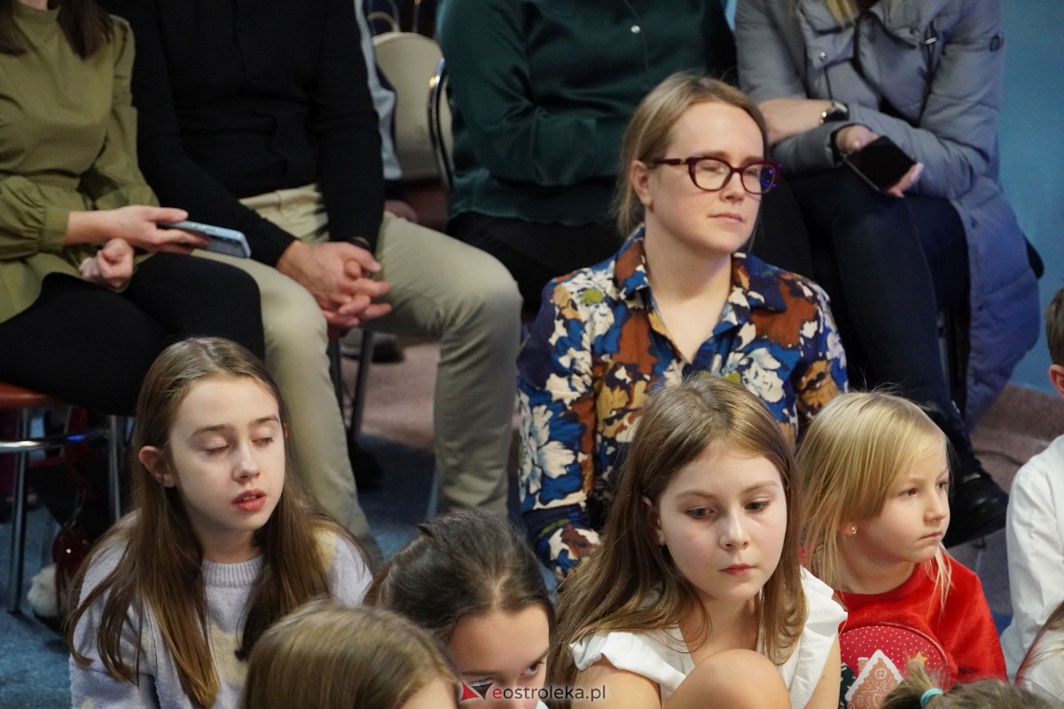 Kolędowanie i kiermasz świąteczny w SP nr 5 [14.12.2023] - zdjęcie #116 - eOstroleka.pl