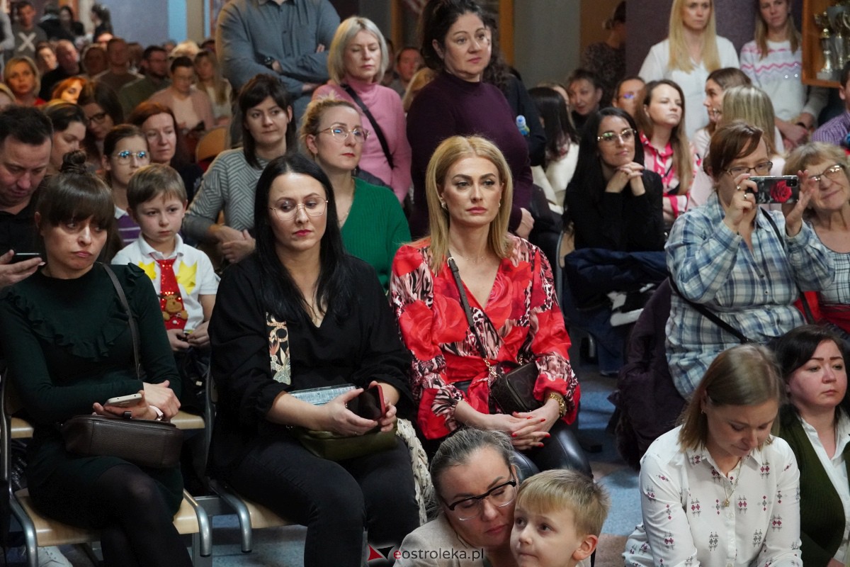 Kolędowanie i kiermasz świąteczny w SP nr 5 [14.12.2023] - zdjęcie #113 - eOstroleka.pl