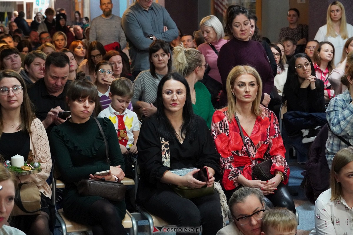 Kolędowanie i kiermasz świąteczny w SP nr 5 [14.12.2023] - zdjęcie #111 - eOstroleka.pl