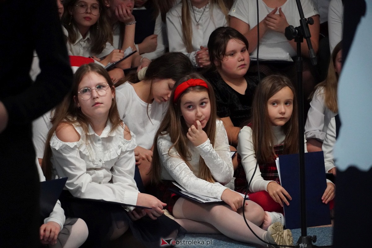 Kolędowanie i kiermasz świąteczny w SP nr 5 [14.12.2023] - zdjęcie #110 - eOstroleka.pl