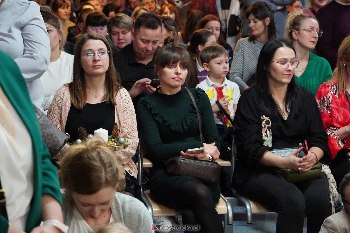 Kolędowanie i kiermasz świąteczny w SP nr 5 [14.12.2023] - zdjęcie #108 - eOstroleka.pl