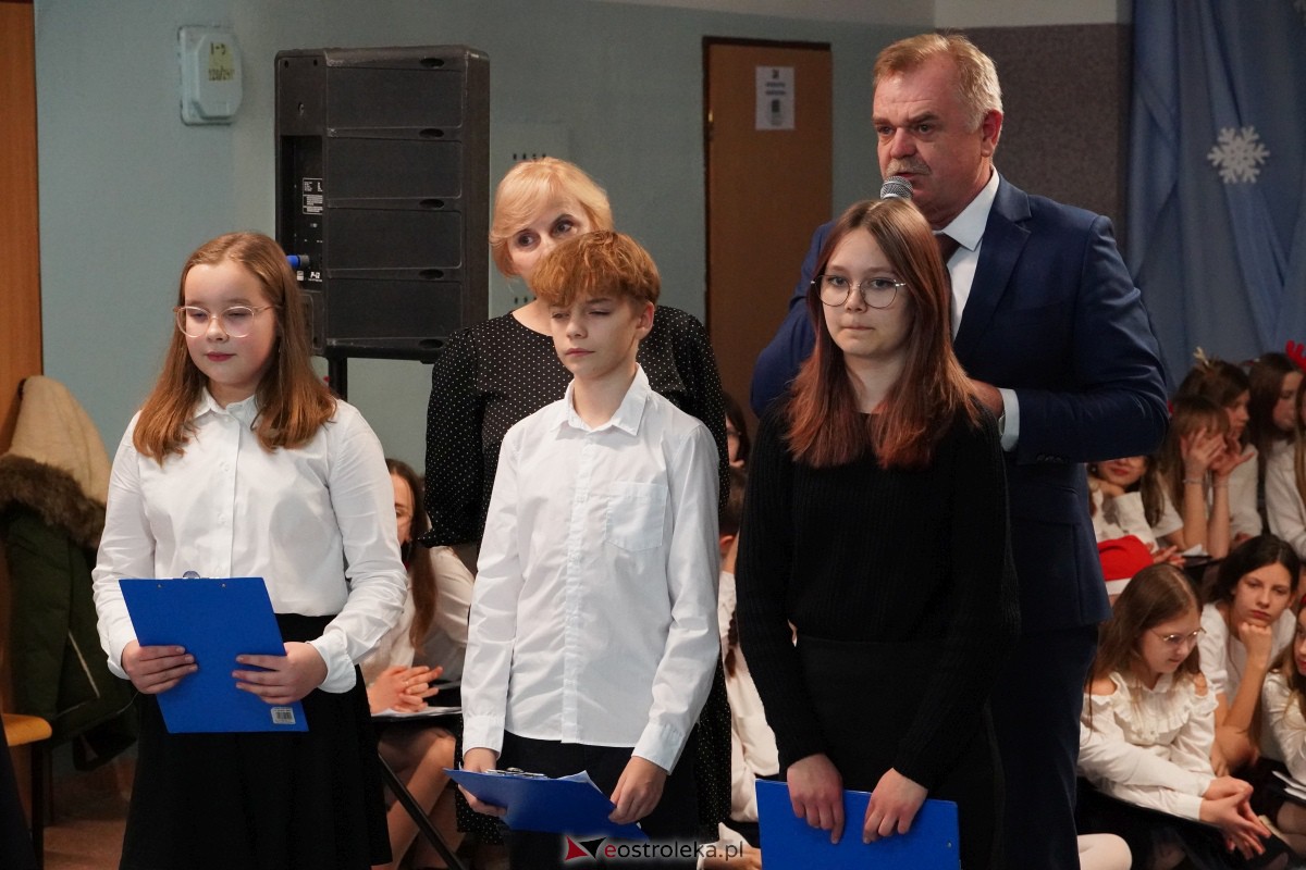 Kolędowanie i kiermasz świąteczny w SP nr 5 [14.12.2023] - zdjęcie #102 - eOstroleka.pl