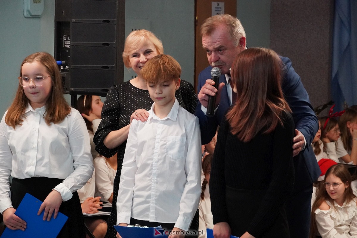 Kolędowanie i kiermasz świąteczny w SP nr 5 [14.12.2023] - zdjęcie #100 - eOstroleka.pl