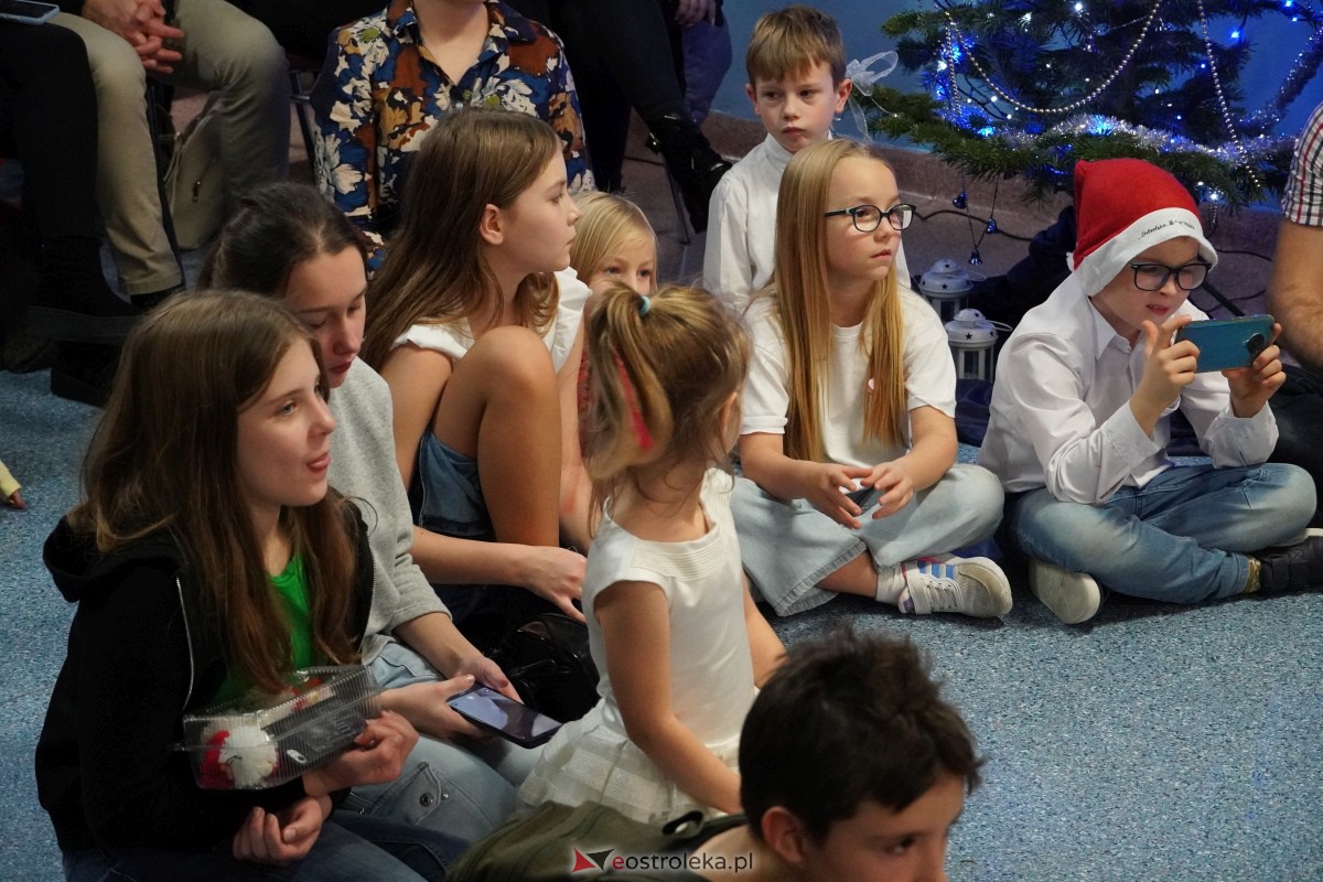 Kolędowanie i kiermasz świąteczny w SP nr 5 [14.12.2023] - zdjęcie #99 - eOstroleka.pl