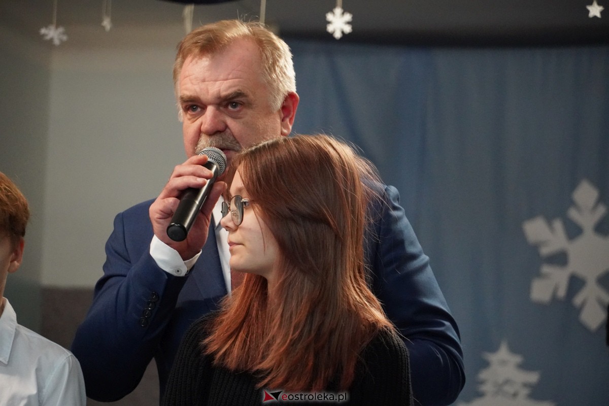 Kolędowanie i kiermasz świąteczny w SP nr 5 [14.12.2023] - zdjęcie #96 - eOstroleka.pl