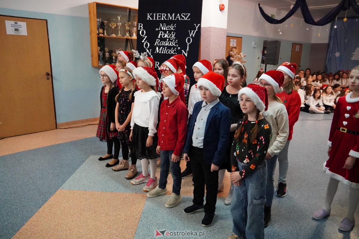 Kolędowanie i kiermasz świąteczny w SP nr 5 [14.12.2023] - zdjęcie #95 - eOstroleka.pl
