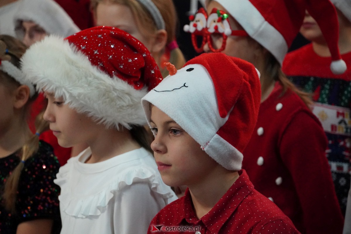 Kolędowanie i kiermasz świąteczny w SP nr 5 [14.12.2023] - zdjęcie #94 - eOstroleka.pl