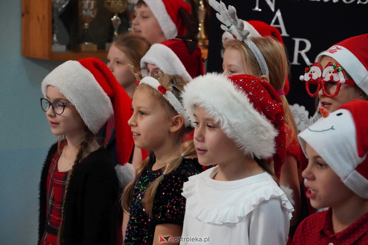 Kolędowanie i kiermasz świąteczny w SP nr 5 [14.12.2023] - zdjęcie #93 - eOstroleka.pl