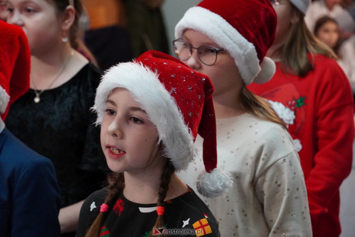 Kolędowanie i kiermasz świąteczny w SP nr 5 [14.12.2023] - zdjęcie #92 - eOstroleka.pl