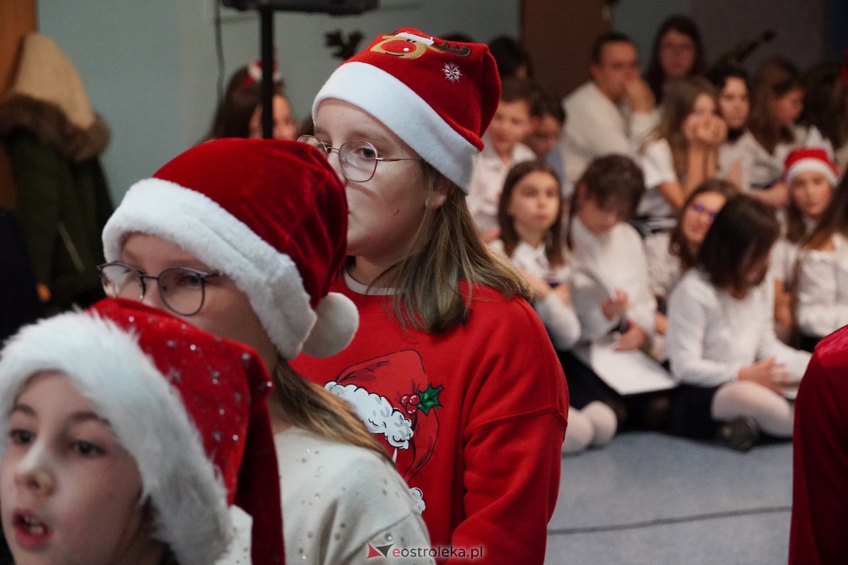 Kolędowanie i kiermasz świąteczny w SP nr 5 [14.12.2023] - zdjęcie #91 - eOstroleka.pl