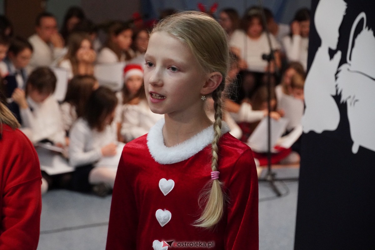 Kolędowanie i kiermasz świąteczny w SP nr 5 [14.12.2023] - zdjęcie #90 - eOstroleka.pl