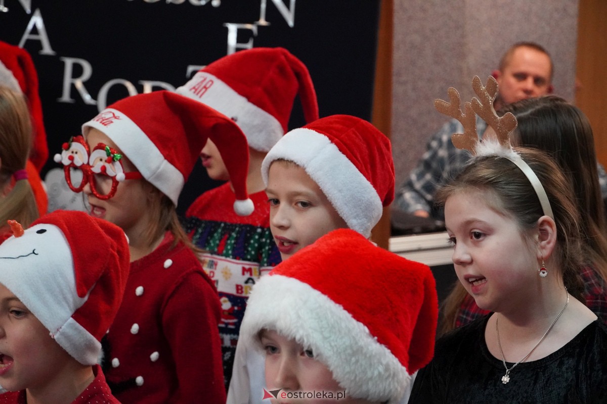 Kolędowanie i kiermasz świąteczny w SP nr 5 [14.12.2023] - zdjęcie #89 - eOstroleka.pl