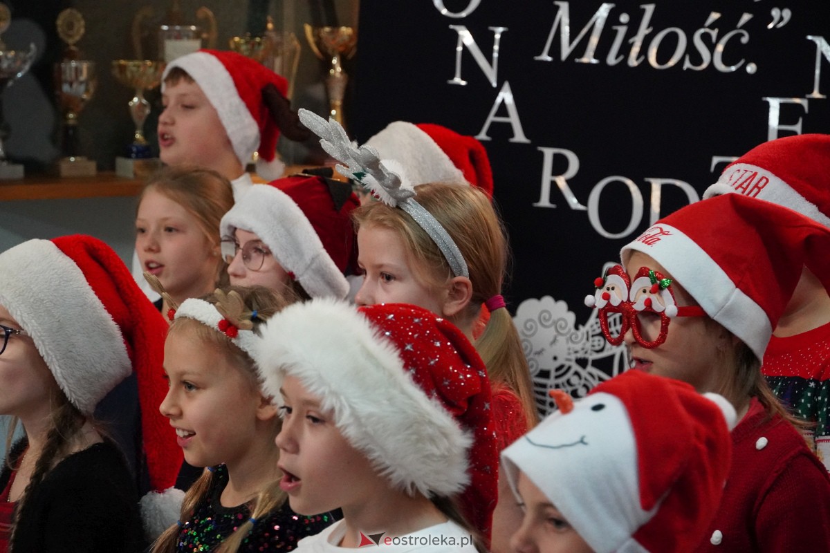 Kolędowanie i kiermasz świąteczny w SP nr 5 [14.12.2023] - zdjęcie #88 - eOstroleka.pl
